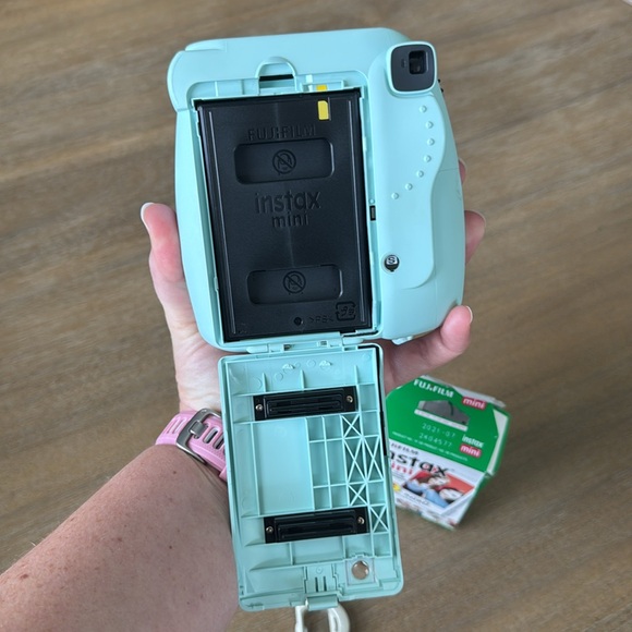 Fujifilm Instax Mini 9 Instant Camera (Ice Blue) with Instax Mini Film Pack - Picture 9 of 9